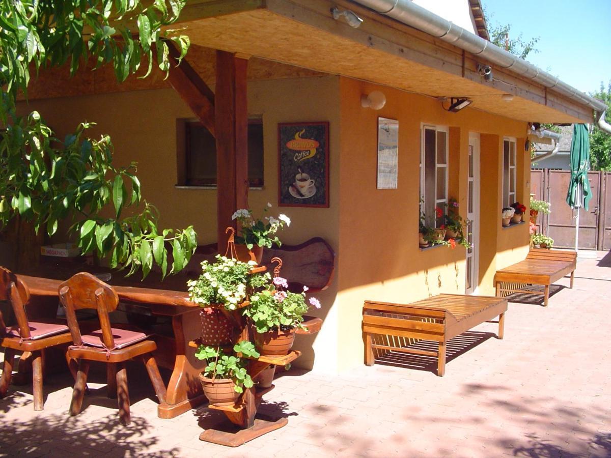 Hunter Villa Sturovo Exterior photo